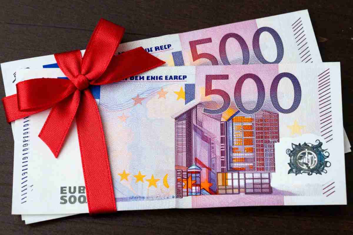 banconote da 500 euro col fiocco attorno
