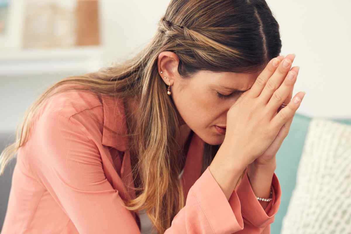 donna disperata con le mani sulla fronte