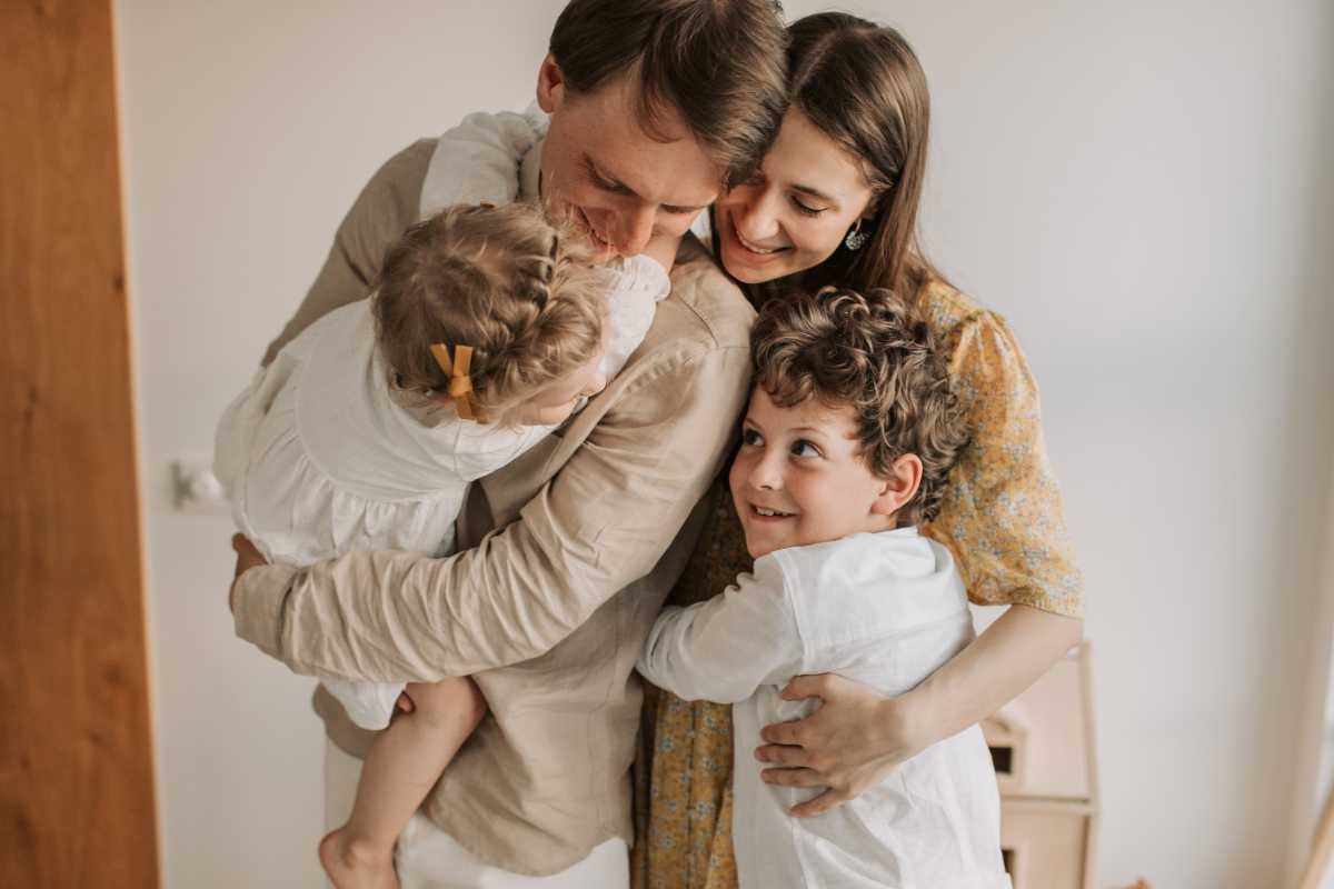 famiglia con due figli si abbraccia