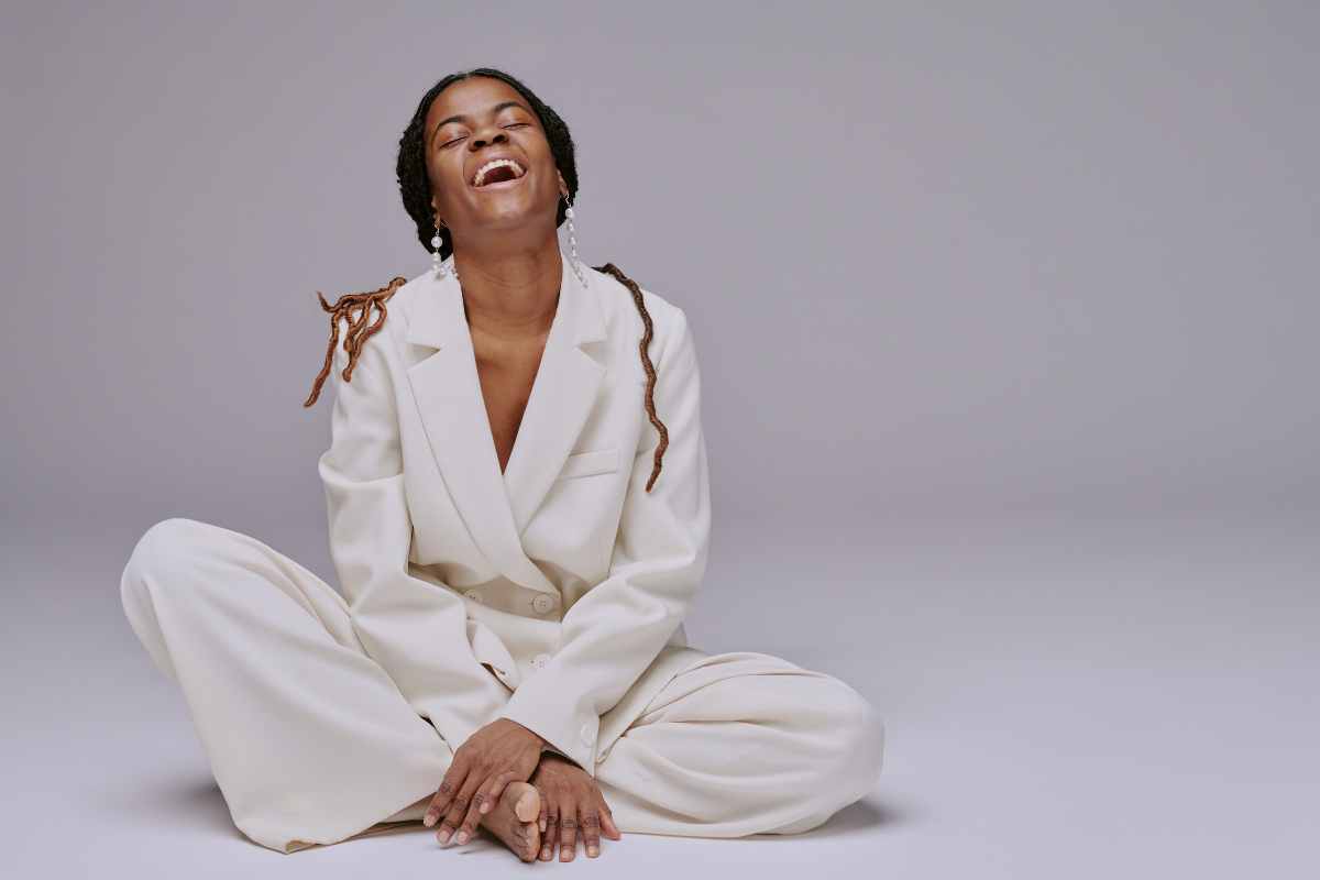 ragazza con gambe incrociate