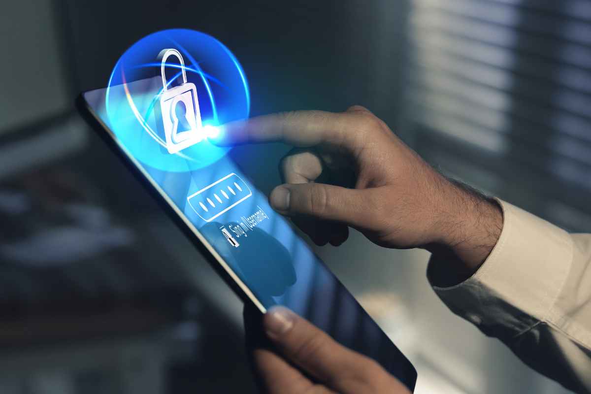 una mano accede a una piattaforma con lo smartphone