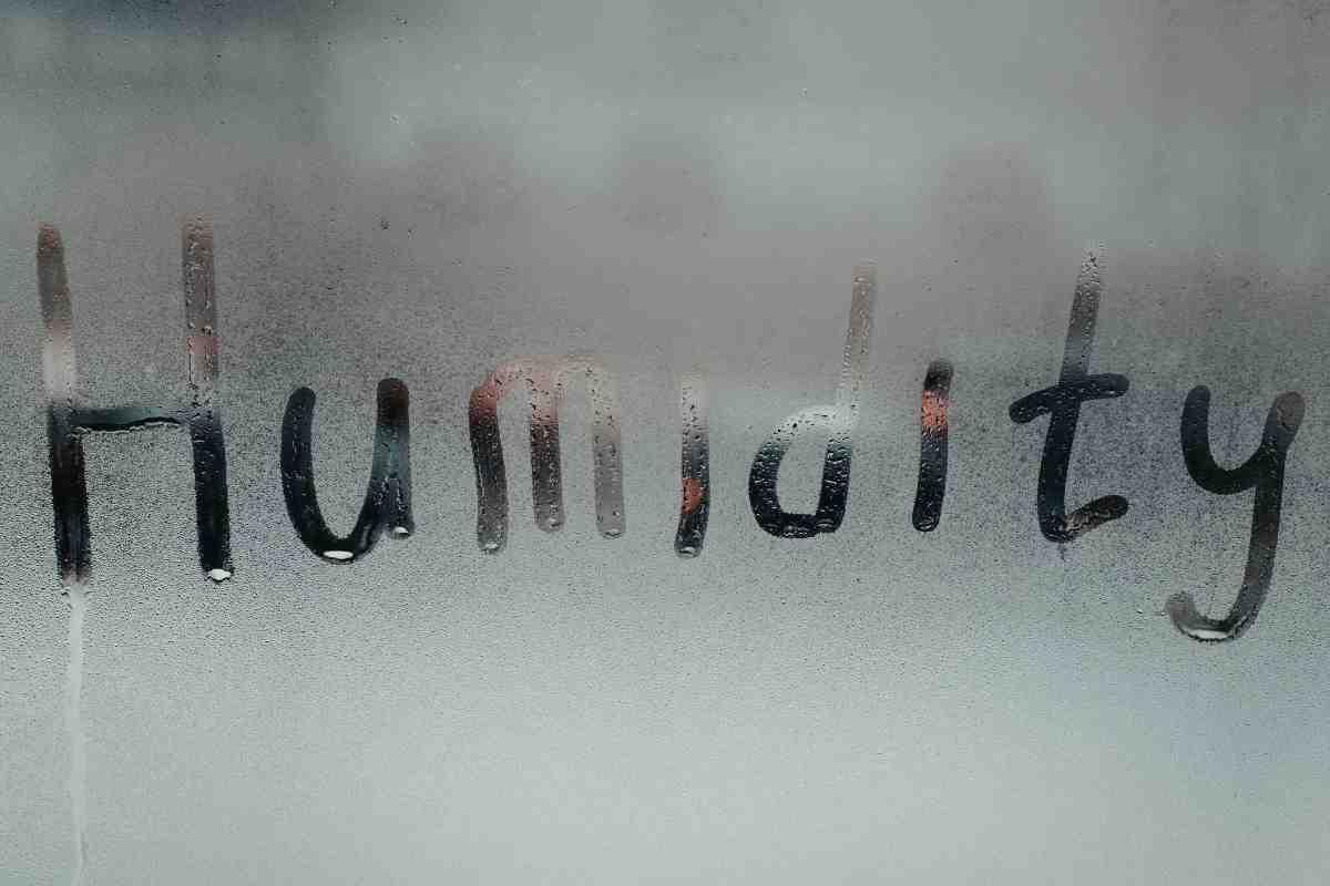 scritta humidity sul vetro