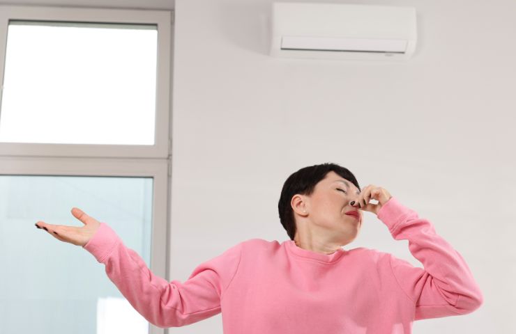 donna che sente cattivi odori