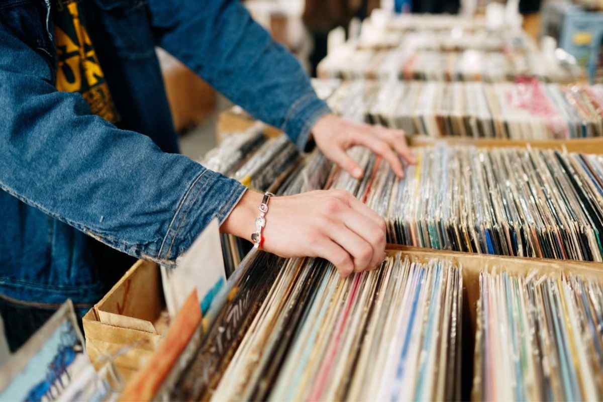 uomo che sceglie vinili