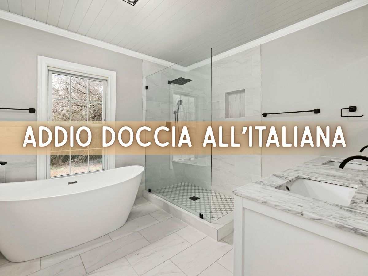 un bagno elegante in bianco