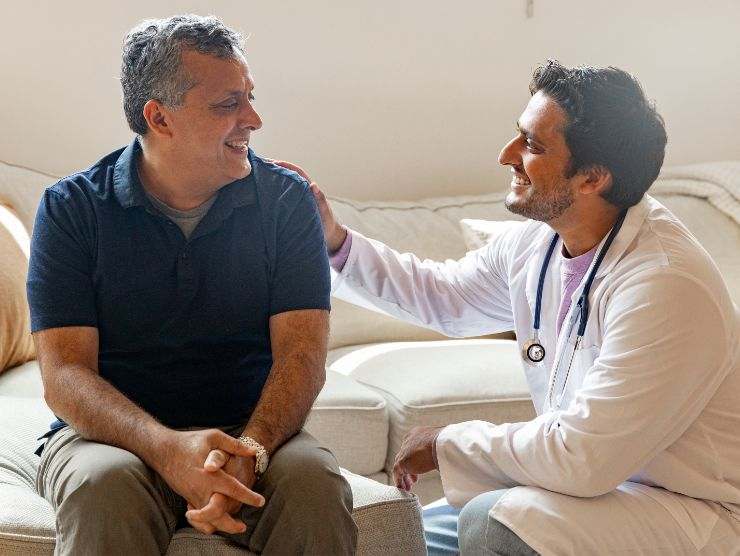 dottore che visita paziente a casa