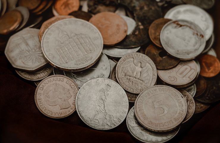 vecchie monete su tavolo