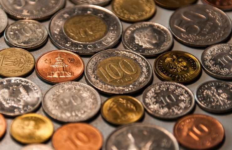 vecchie monete su tavolo