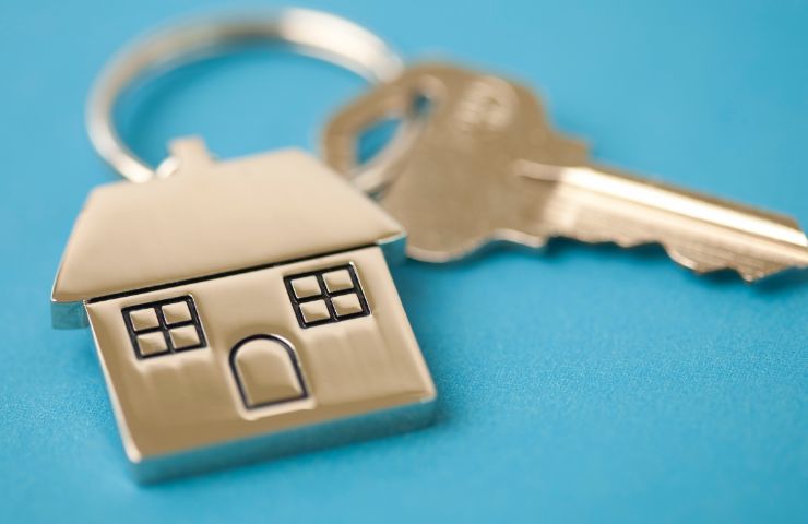 chiavi di casa su sfondo azzurro