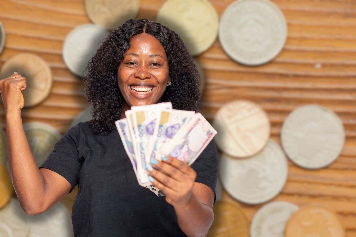 monete italiane su tavolo e donna che esulta con soldi in mano