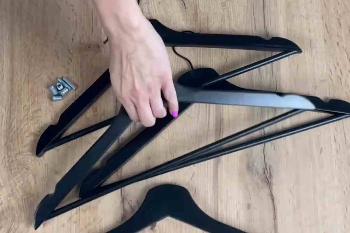 una mano prende delle grucce