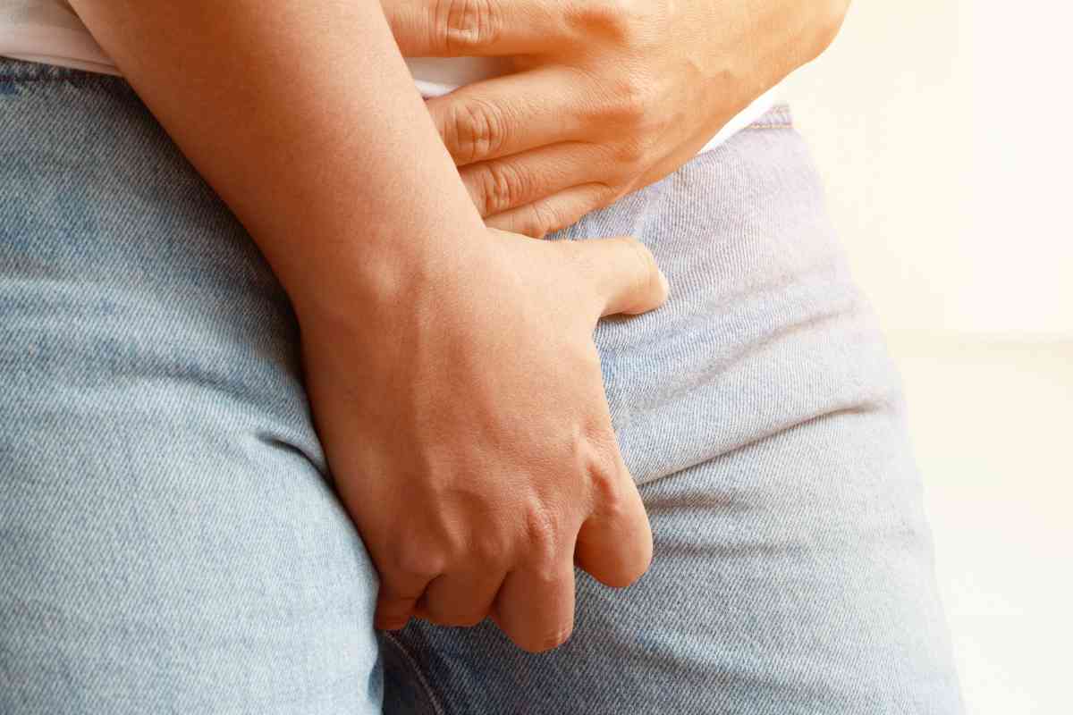 persona si tocca i genitali