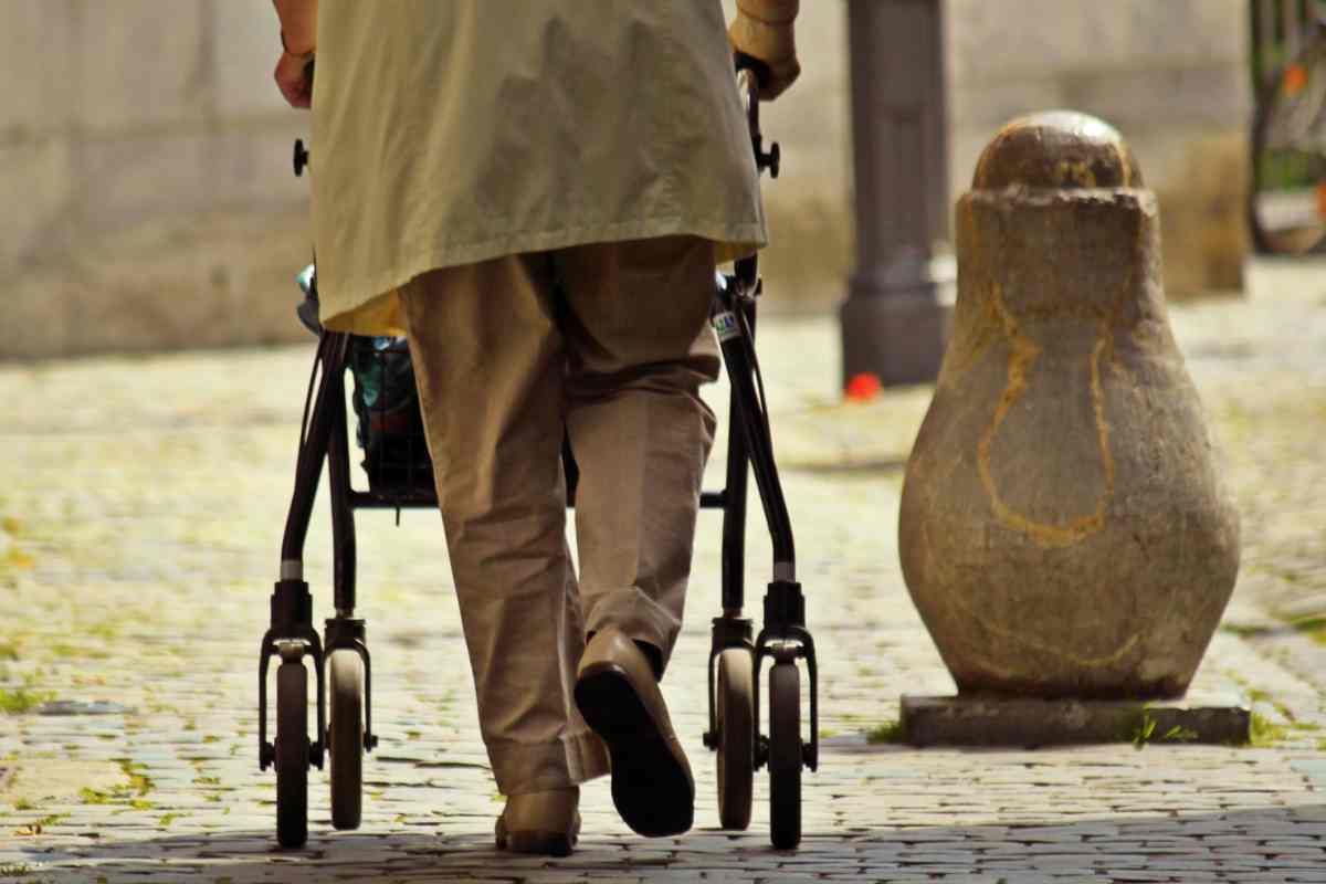 persona spinge una carrozzina