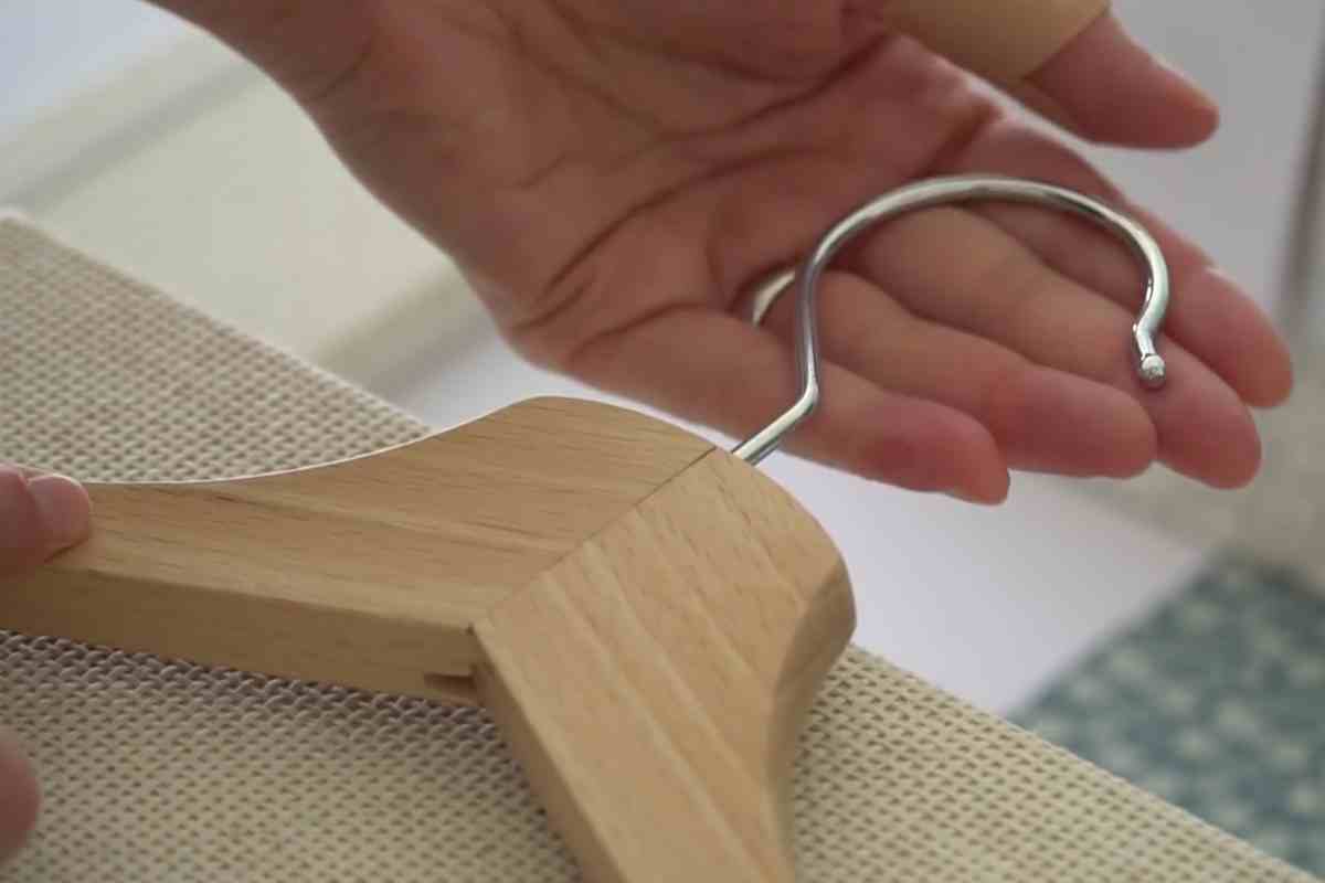 una donna mostra una gruccia