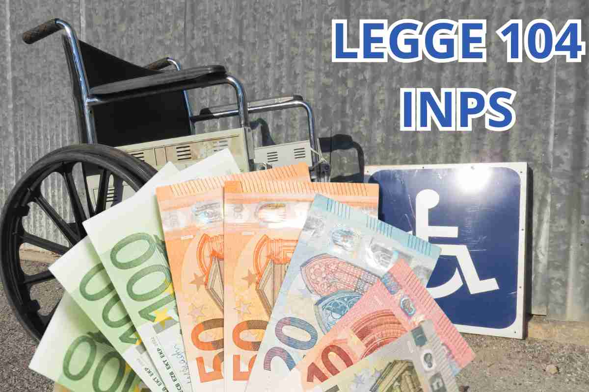 Soldi, carrozzina e cartello che avverte disabili con scritta legge 104 inps