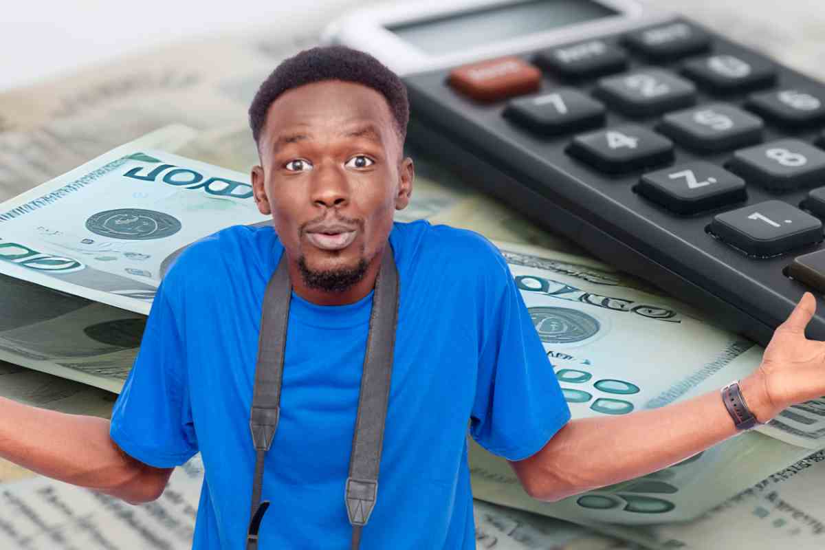 persona allarga le braccia davanti a contanti e calcolatrice