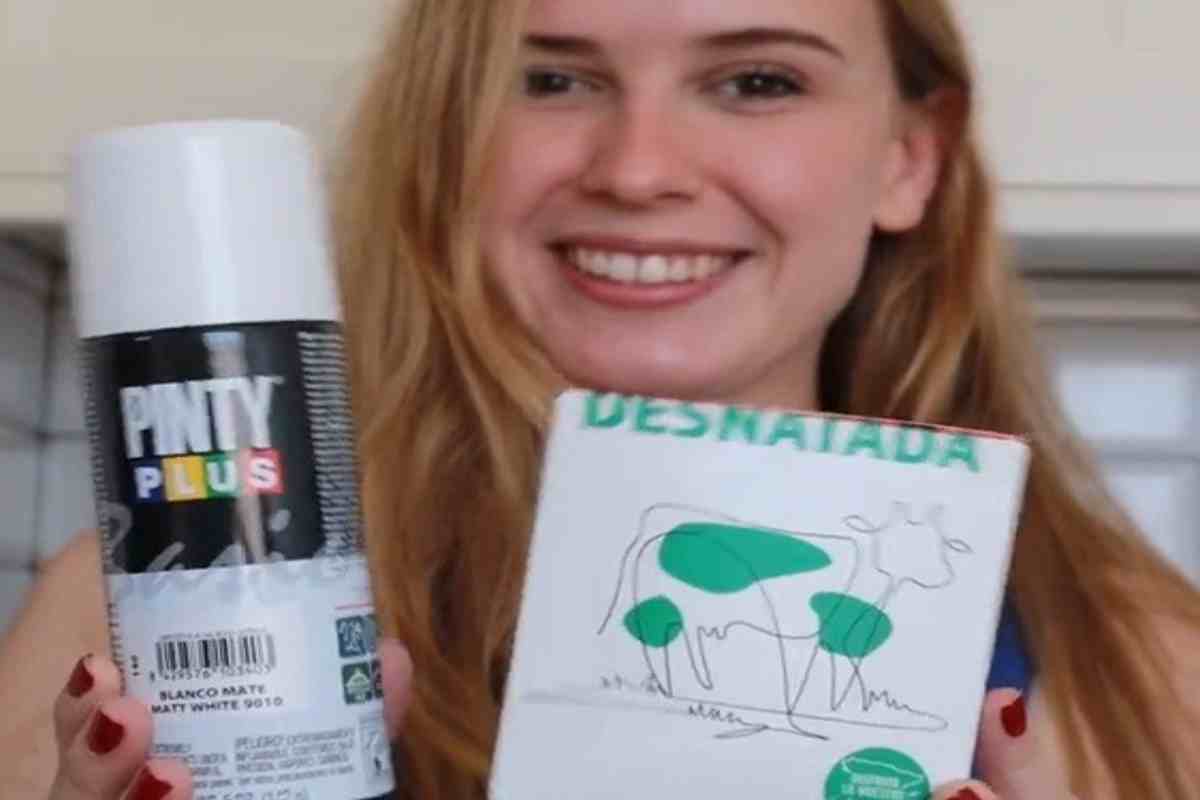 una ragazza su tiktok mostra un cartone del latte e della pittura