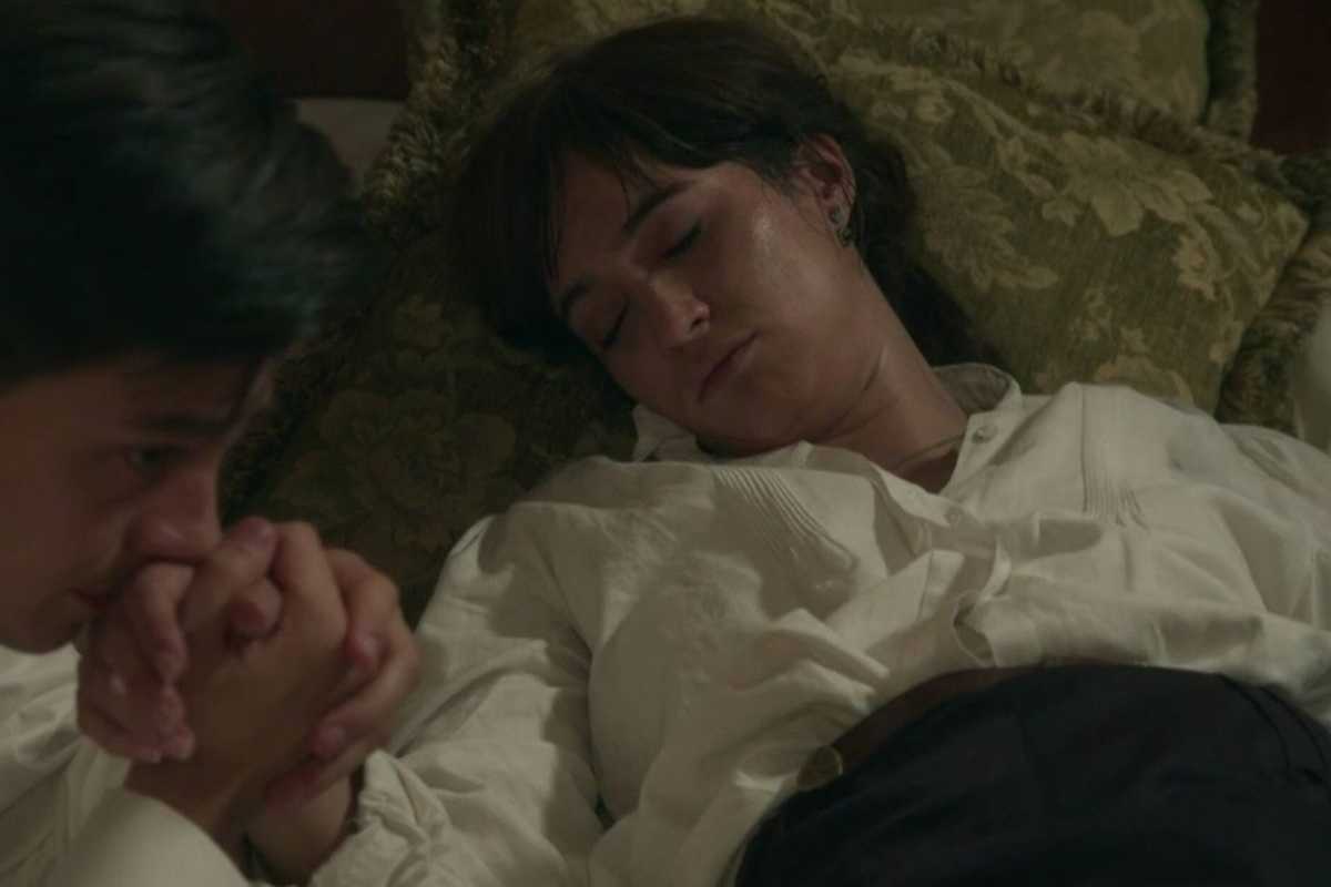 Catalina in una scena in cui sta molto male