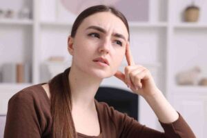 donna pensa e ricorda