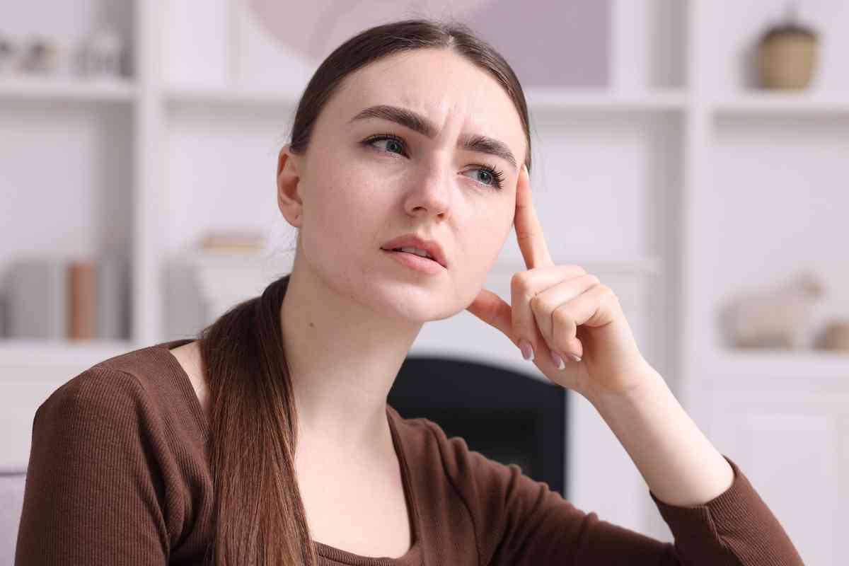 donna pensa e ricorda