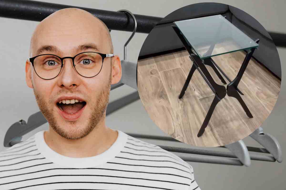 Una persona stupita e nel cerchio tavolino creato con grucce rotte