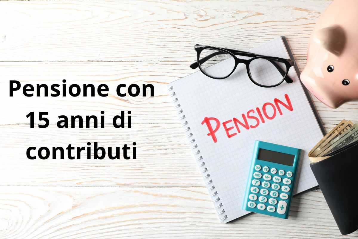 pensione con 15 anni di contributi, calcolatrice e occhiali