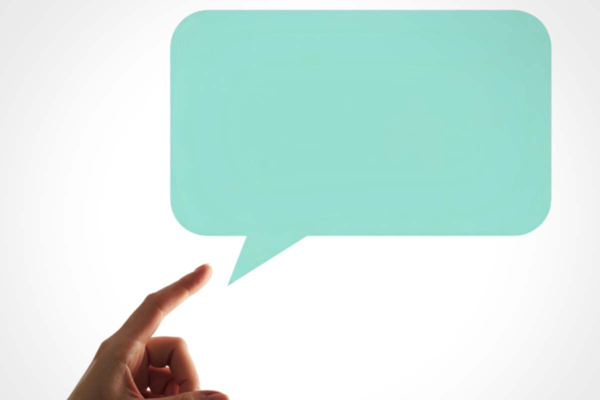 un dito indica la nuvola vuota di una vignetta