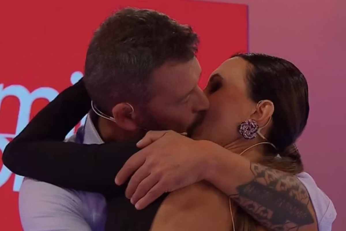 roberto e agnese si baciano