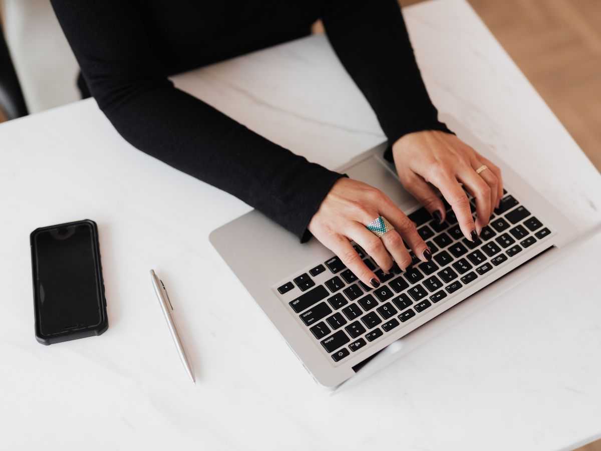 persona lavora al pc