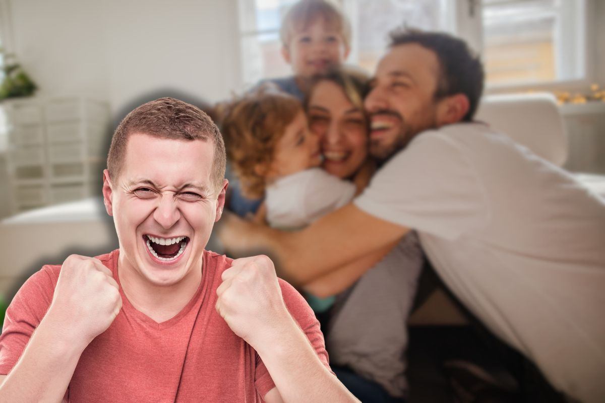famiglia felice che s'abbraccia