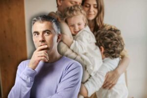 famiglia che si abbraccia e uomo che pens