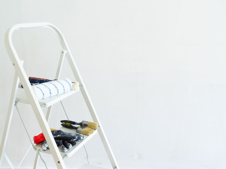 scaletto con oggetti per la ristrutturazione di casa