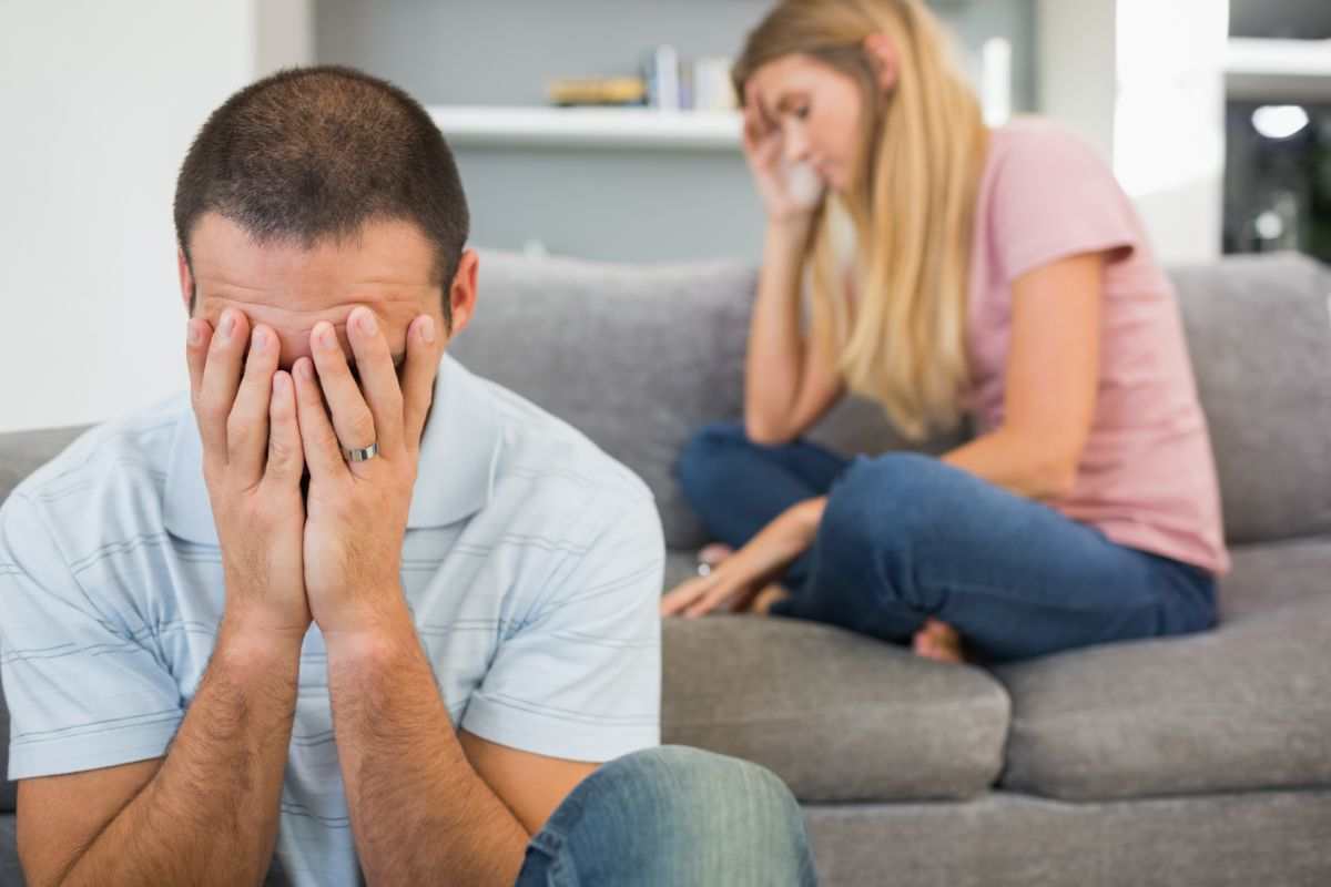 uomo e donna in difficoltà