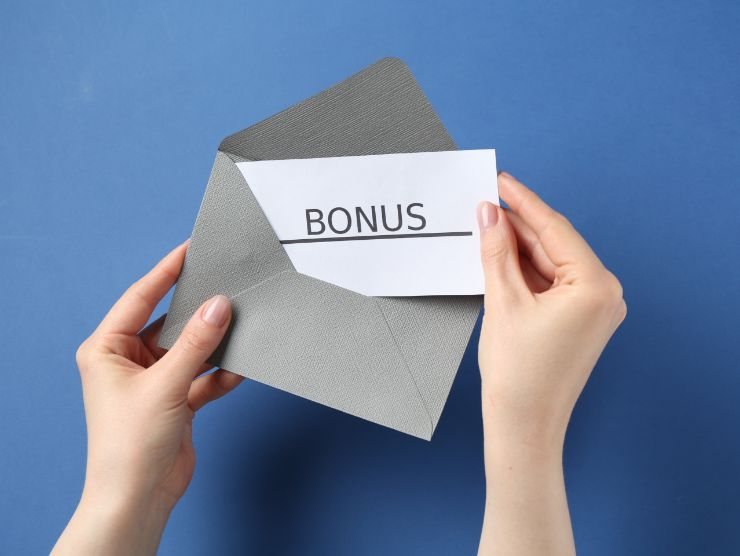 mani che aprono una busta con dentro un foglio su cui c'è scritto bonus