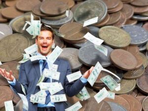 persona con tanti soldi e centesimi