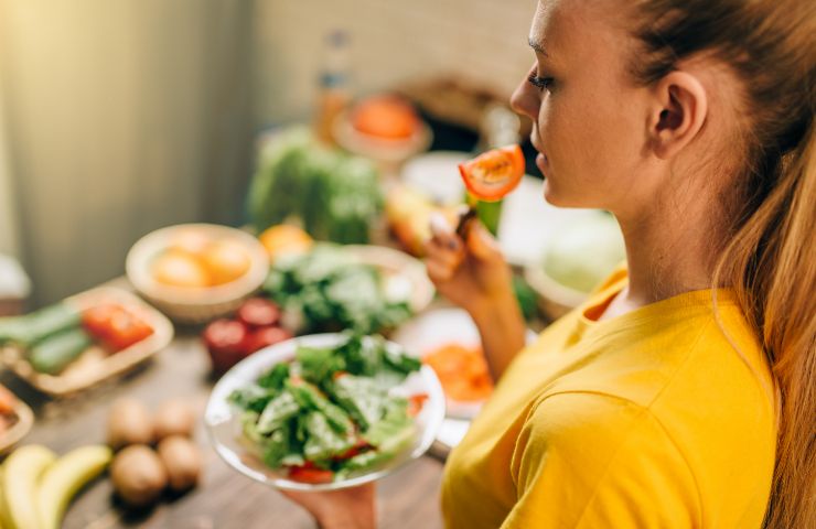 donna con tanto cibo davanti