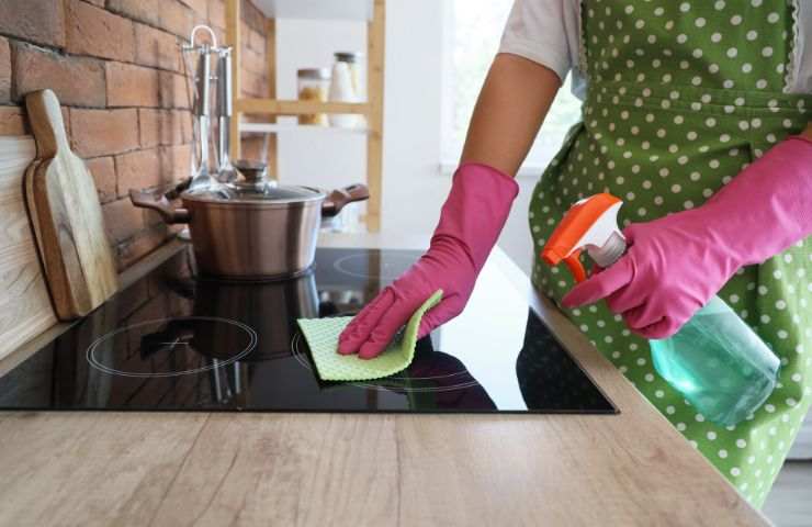 donna che procede alle classiche pulizie di casa