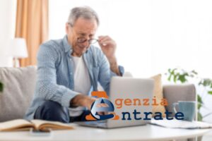 uomo al pc e scritta agenzia delle entrate