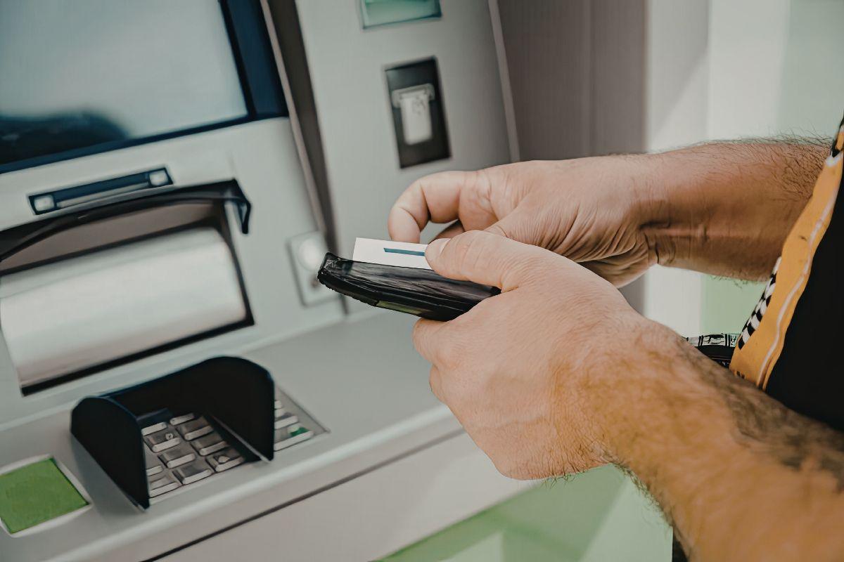 uomo al bancomat