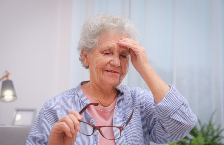 donna anziana che ha dimenticato qualcosa