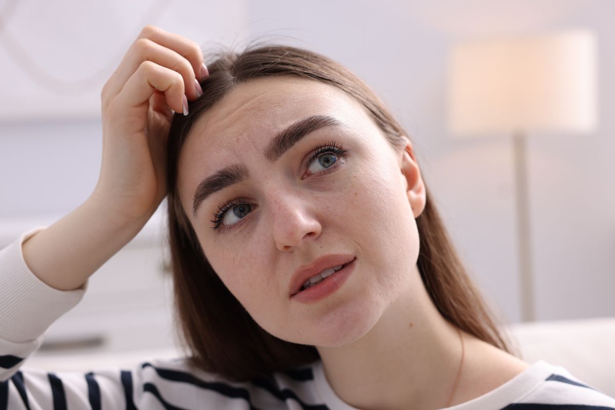 donna che ha dimenticato di fare qualcosa