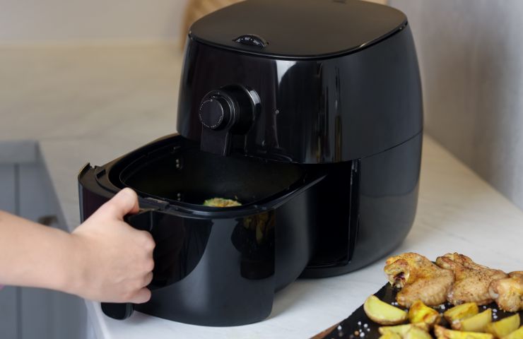donna che usa friggitrice ad aria