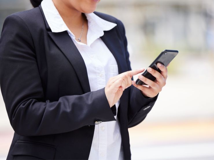 donna che usa smartphone