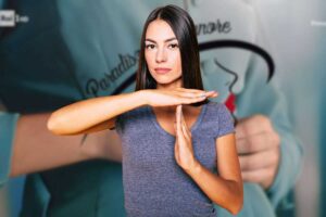 logo il paradiso delle signore e donna che fa stop con le mani