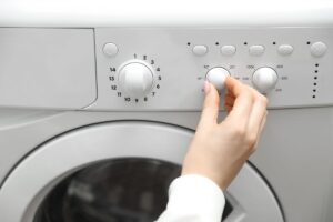 persona che imposta lavatrice