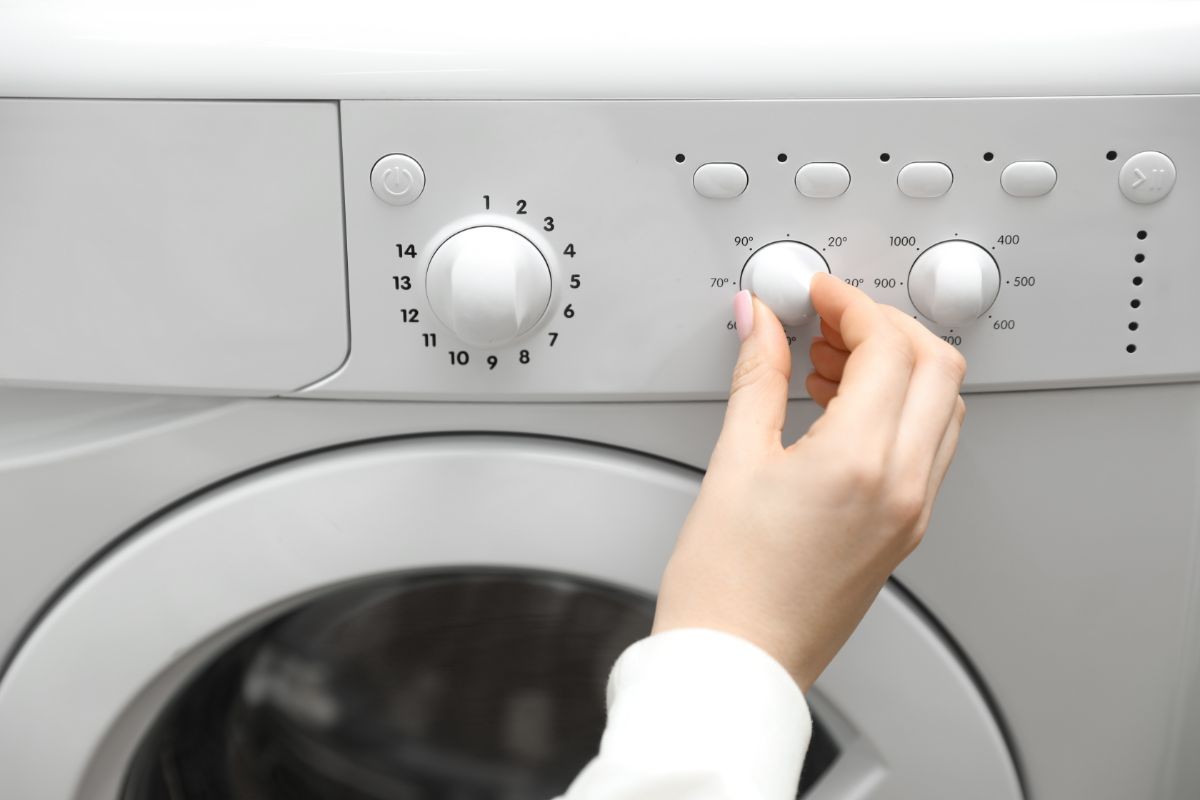 persona che imposta lavatrice