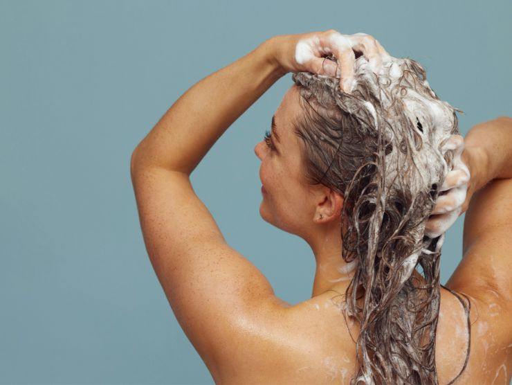 donna sotto la doccia