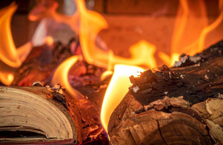 camino acceso e focus su legna