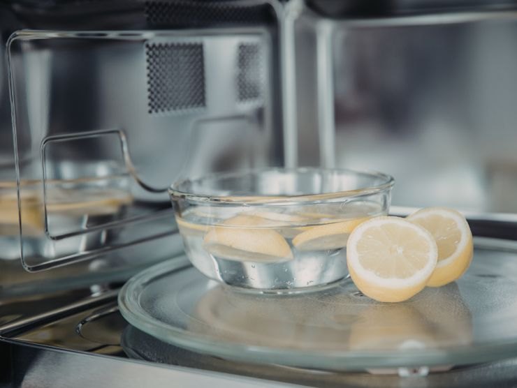ciotola con acqua e limone nel microonde