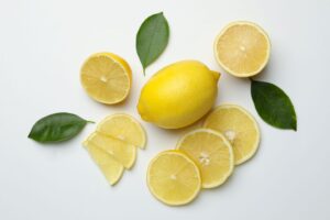 limone tagliato a fette e limone intero